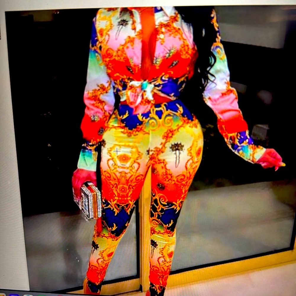 🧡excellent quality, two piece, skinny skinny legs, and matching top❤️🧡💙